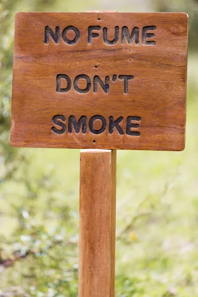 Немає знака куріння дерев'яний сільський знак з розмитим тлом — стокове фото