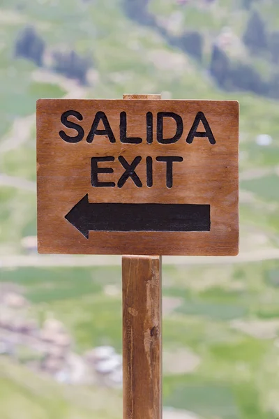 Ausfahrt rustikales hölzernes Schild an der Inka-Ruine, Peru — Stockfoto