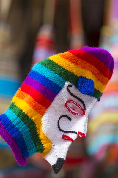 Gekleurde wollen masker te koop op de markt in Cusco, Peru — Stockfoto