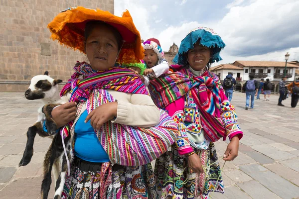 Mulheres indianas peruanas em roupas tradicionais, Cusco — Fotografia de Stock