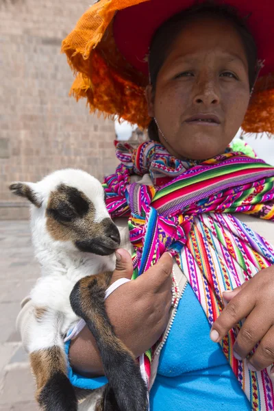 Перуанская индийская женщина в традиционной одежде, Куско — стоковое фото