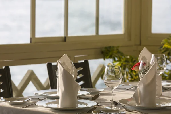 Fine restaurant dinner table place setting: napkin & wineglass, — Stock Photo, Image