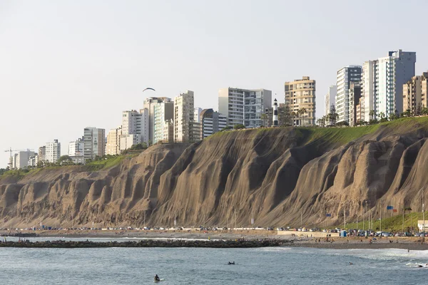 Miraflores met residentiële gebouwen en mensen op het strand, L — Stockfoto