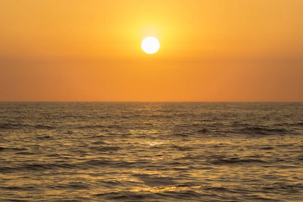 Orange Stilla havet solnedgången i Lima, Peru — Stockfoto