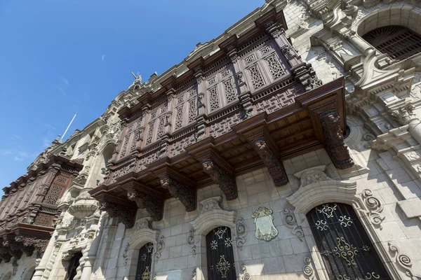 Houten gebeeldhouwde balkons en oude architectuur in Lima, Peru. — Stockfoto