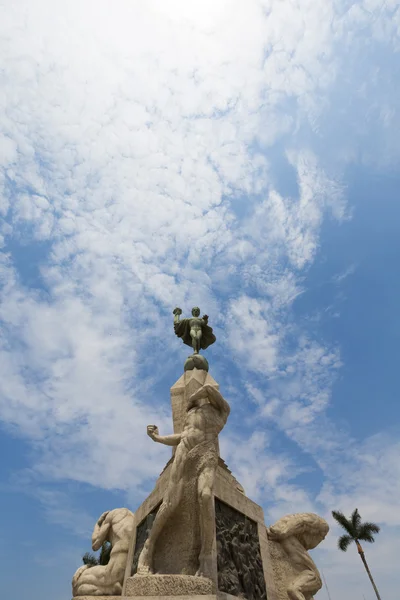 Sculture e fontana con cielo azzurro a Trujillo — Foto Stock