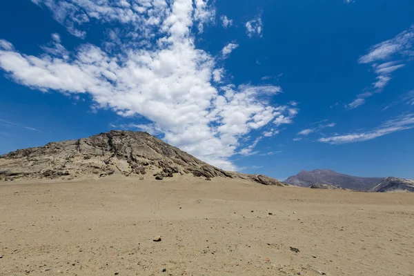 Montaña andina en Trujillo con cielo azul en Perú — Foto de Stock