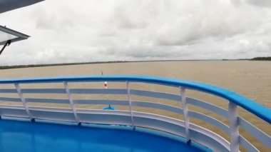 Rüzgar, Brezilya yükleri ile Amazon nehri üzerinde seyir yolcu teknesi