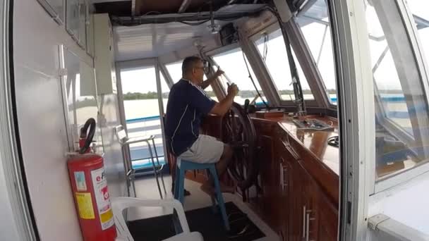 Braziliaanse kapitein op het werk cruises op de Amazone-rivier, Brazilië — Stockvideo