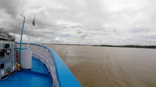 Passagerarbåt kryssning på floden Amazonas med massor av vind, Brasilien — Stockvideo