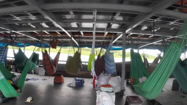 Personas descansando en hamacas en cubierta de barco de pasajeros, Brasil — Vídeo de stock