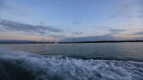 Схід сонця і синій відображення світла на морі, Галапагоські острови — стокове відео