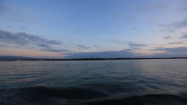 Soluppgång och blå reflektioner i havet, Galapagos — Stockvideo