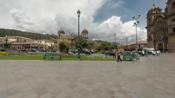 Plaza de Armas del Cusco con los turistas y la Iglesia de la Compania, Cusco — Vídeos de Stock