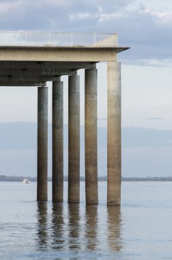 Büyük beton yapısı sütunlar nehre, Brezilya ile