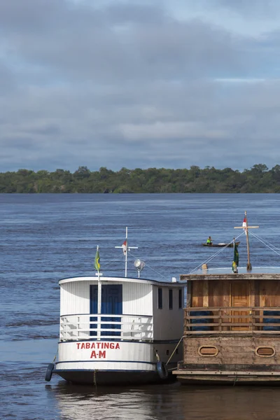 Mały port i drewniane łodzie na Amazonki w Brazylii — Zdjęcie stockowe