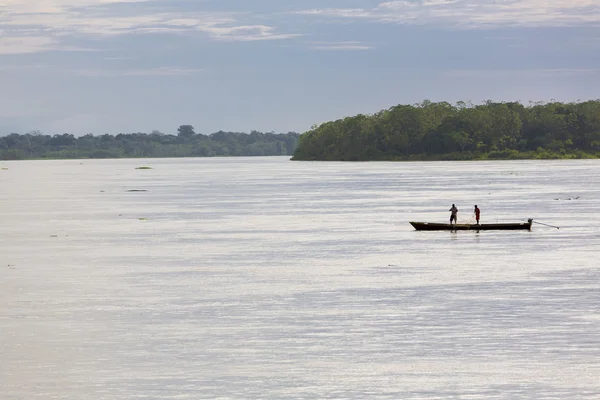Fisher mužů v akci na řece Amazon, Brazílie — Stock fotografie