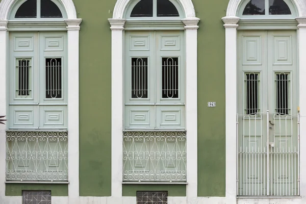 Antiga fachada colonial verde em Manaus, Brasil — Fotografia de Stock