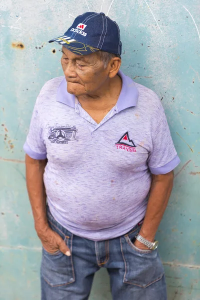 Retrato do velho brasileiro no porto de pequena aldeia em — Fotografia de Stock