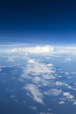 Beyaz bulutların üzerinde Amazonas, Kolombiya ile mavi gökyüzü