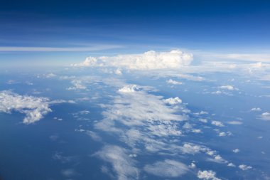 Beyaz bulutların üzerinde Amazonas, Kolombiya ile mavi gökyüzü