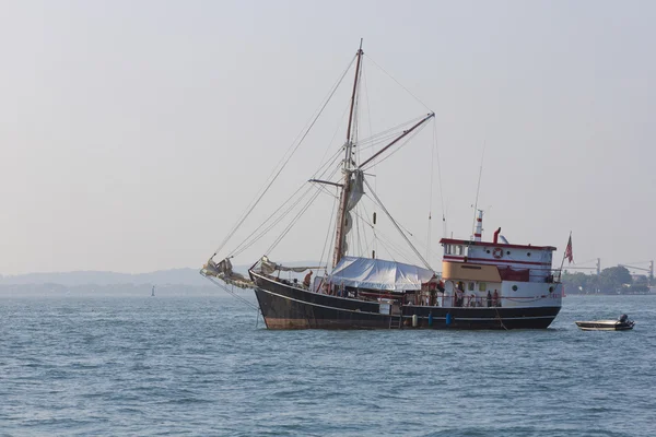 Passagiersegelboot vor Anker in der Bucht von Cartagena, Kolumbien — Stockfoto