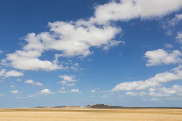 Kumul: La Guajira, Colombia bulutlu mavi gökyüzü ile — Stok fotoğraf