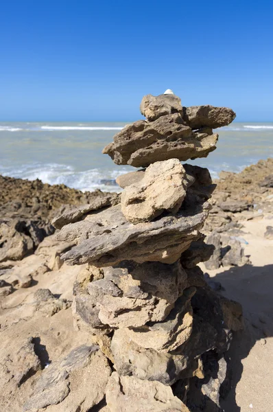 Balanza de piedras en playa rocosa con océano en La Guajira, Colombia —  Fotos de Stock