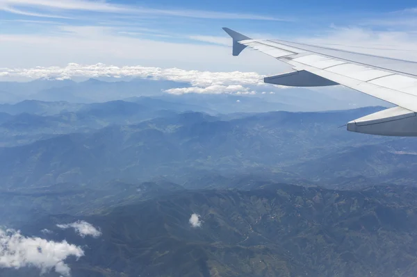 Flygfoto över Andinska bergen och flygplan wing, Colombia — Stockfoto