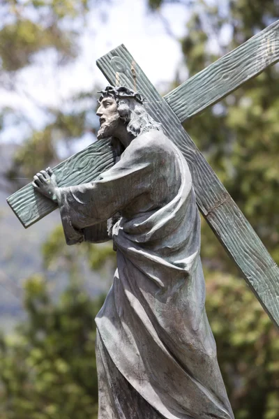 Christus antieke standbeeld uitvoering van de christelijke kruis in Bogota — Stockfoto