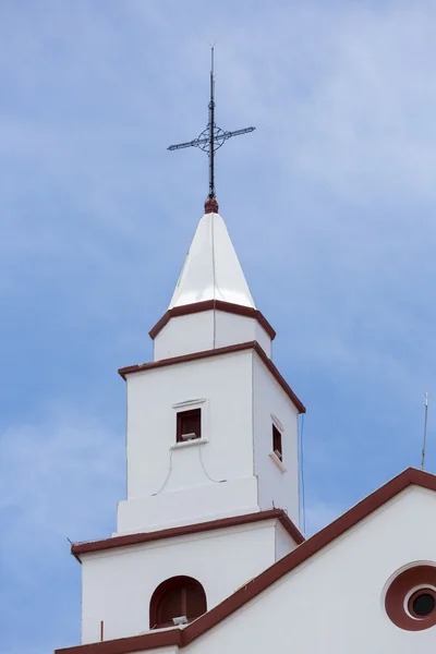 Monserrate Bazyliki z niebieski niebo w Bogota, Kolumbia — Zdjęcie stockowe