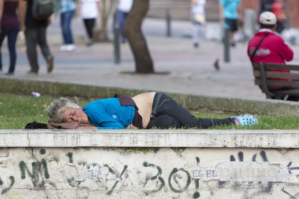 Hemlös kvinna sover i en park i Bogota, Colombia — Stockfoto