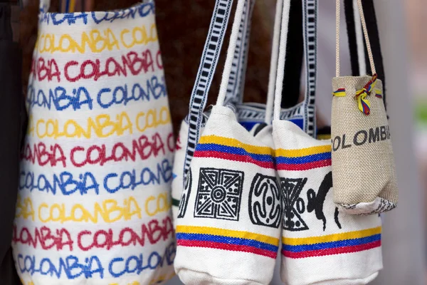 Sacs souvenirs à vendre sur le marché touristique, Bogota - Colombie — Photo