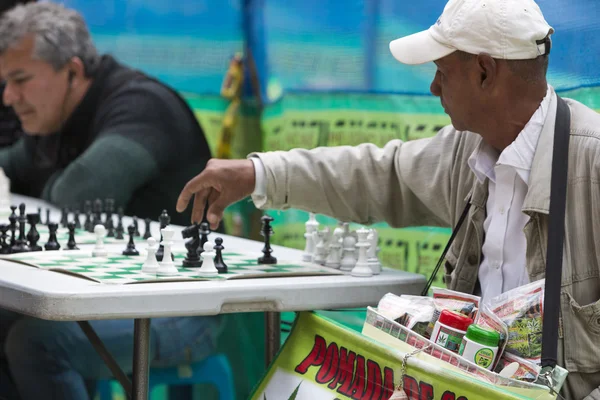 Colombian men playing chess in a park, Bogota — Stock Photo, Image