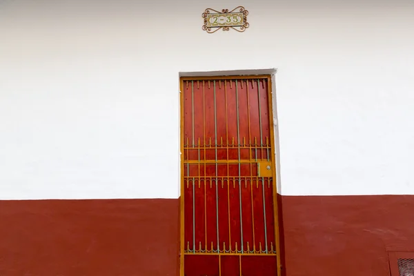 Colored wall and door, colonial architecture in Cali — Stock Photo, Image