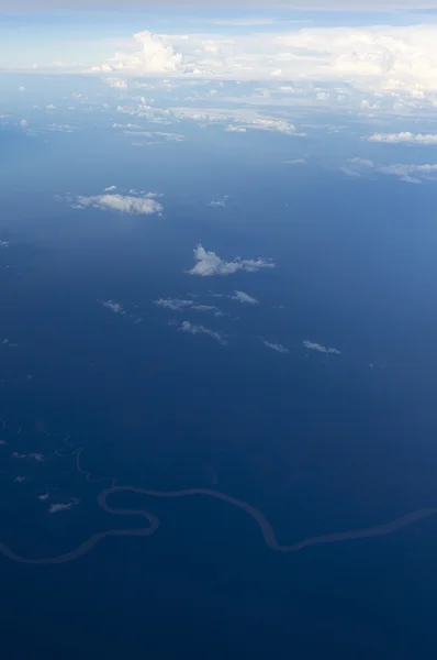 Ciel bleu avec nuages blancs au-dessus de l'Amazonas, Colombie — Photo