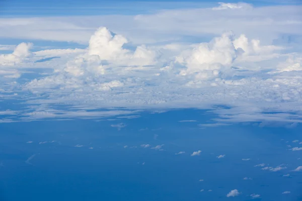 Cielo blu con nuvole bianche sulle Amazzoni, Colombia — Foto Stock
