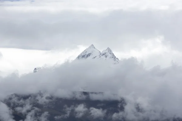 Pokryte śniegiem szczyt w Cordillera Blanca, Peru — Zdjęcie stockowe