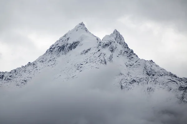 Снег покрыл вершину горы в Кордильере Бланка, Перу — стоковое фото