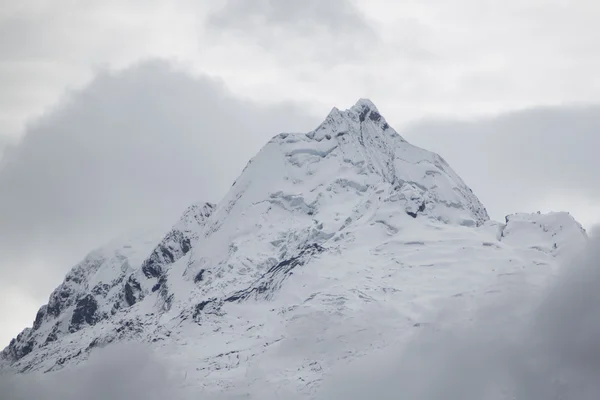 Snow covered mountain peak in the Cordillera Blanca, Peru — Stock Photo, Image