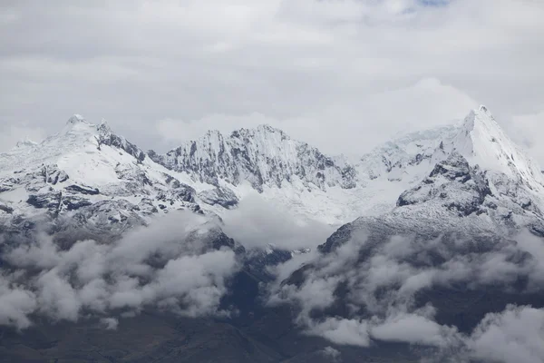 Снег покрыл вершину горы в Кордильере Бланка, Перу — стоковое фото
