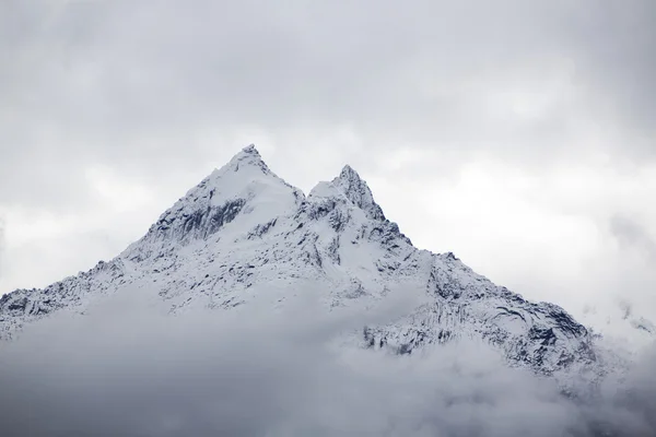 Pokryte śniegiem szczyt w Cordillera Blanca, Peru — Zdjęcie stockowe
