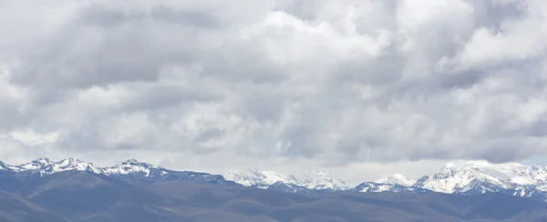 Pokryte śniegiem szczyt w Cordillera Blanca, Peru — Zdjęcie stockowe