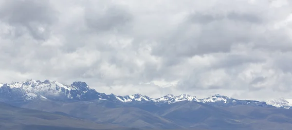 Pokryte śniegiem szczyt w Cordillera Blanca, Peru — Zdjęcie stockowe