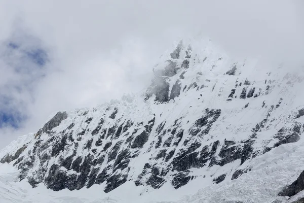 Hóval borított hegy csúcsa a Cordillera Blanca, Peru — Stock Fotó