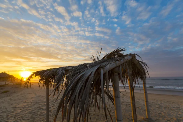 Coucher de soleil sur la plage de Punta Sal avec abris en bois, Pérou — Photo