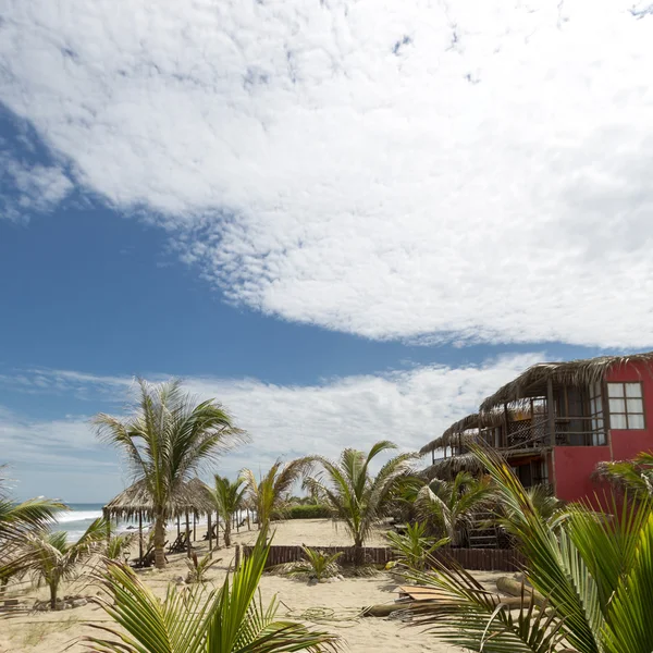 Construcción de madera en la playa de Punta Sal Perú — Foto de Stock