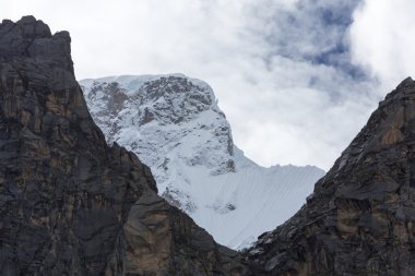 Kar kaplı dağ tepe ve mavi gökyüzü, Cordillera Blanca, Peru