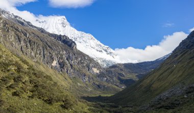 Kar kaplı dağ tepe ve mavi gökyüzü, Cordillera Blanca, Peru