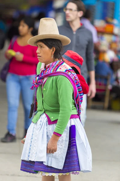 Mulher indígena com seu bebê, Peru — Fotografia de Stock